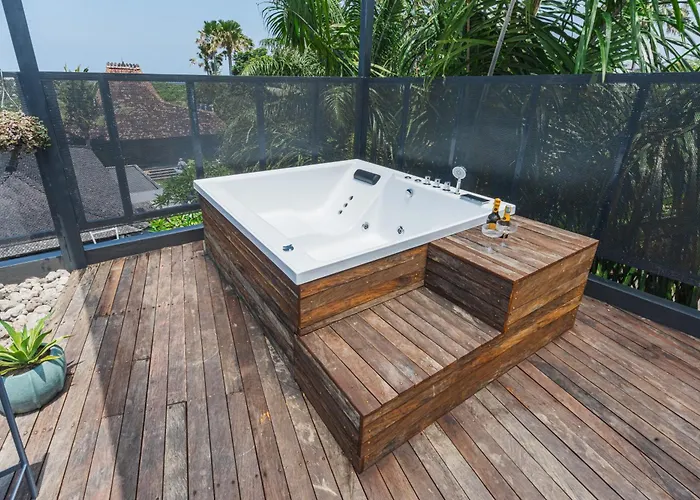 Side Boutique With Private Rooftop Jacuzzi By Lima Bali Hotel Canggu